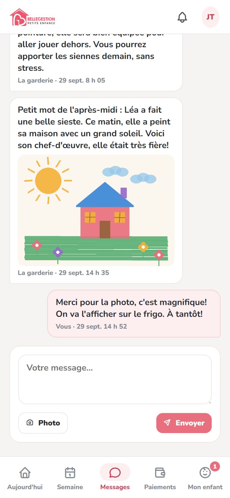 Écran Messages : une maman écrit à la garderie et reçoit une réponse